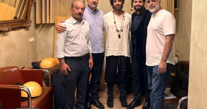 Hamidreza Nourbakhsh performing at Vahdat Hall in the Pirouz and Parizad musical theatre